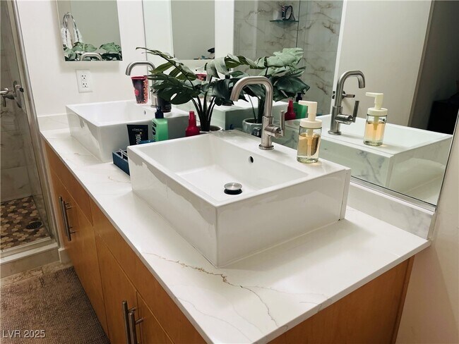 Building Photo - 353 E Bonneville Ave