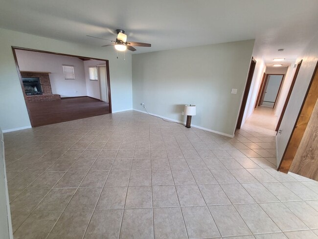 Building Photo - Spacious 4 bed 2 bath + 2 car garage & lar...