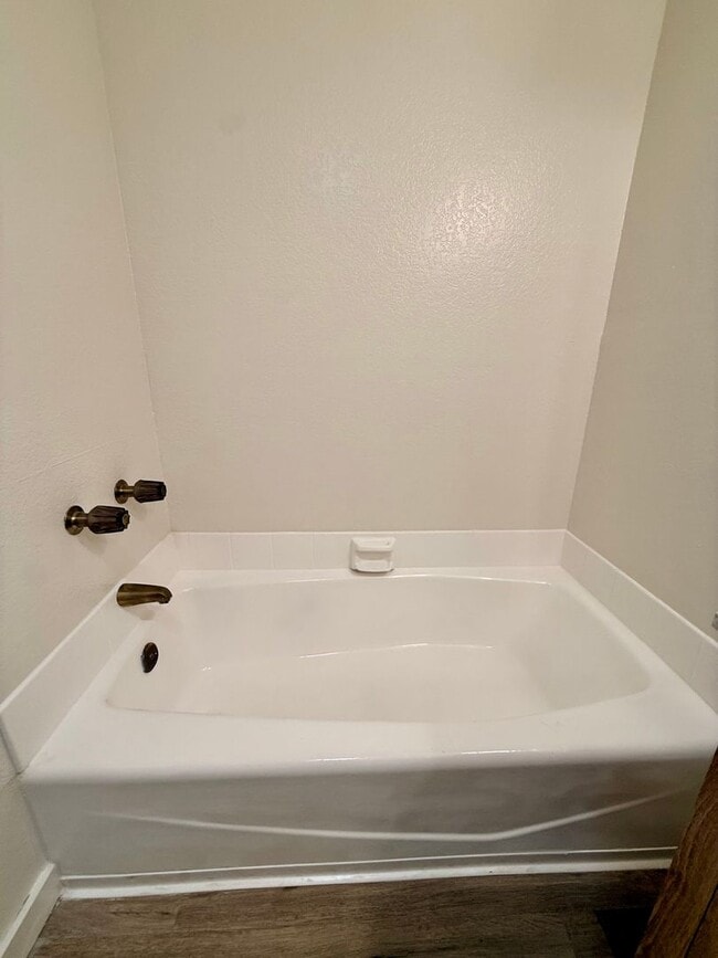 Building Photo - Beautifully Updated 3-Bedroom Tri-Level Co...