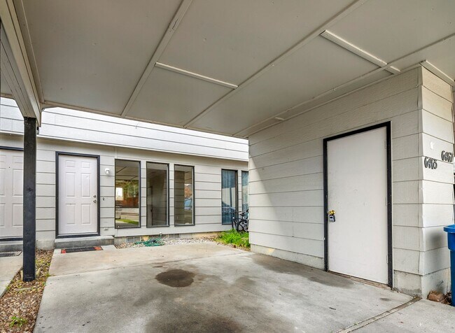 Building Photo - 2bed, 1.5 bath Duplex with Covered Carport & Fenced Yard!