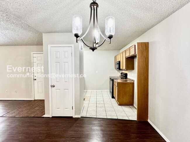 Building Photo - 3 Bed, 2 Bath Home with Garage / Pet-Friendly / Available Now!
