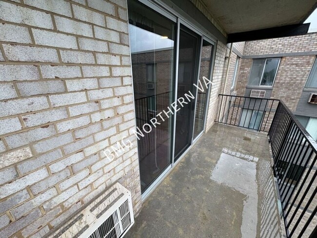 Building Photo - 3245 Rio Dr