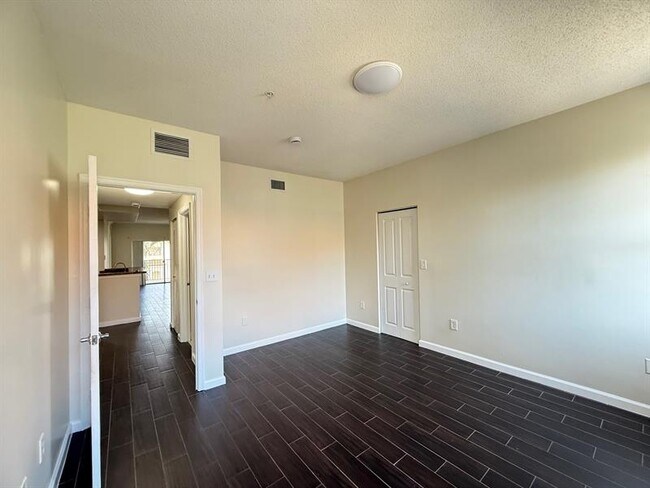 Building Photo - 5820 W Sample Rd