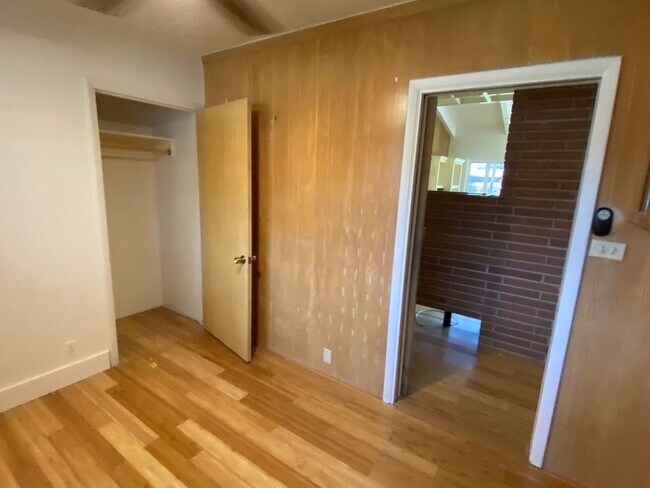 Building Photo - Spacious Visalia home in a well establishe...