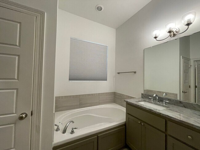 Building Photo - 3 Bedroom Garden Home in Stonelake Village...