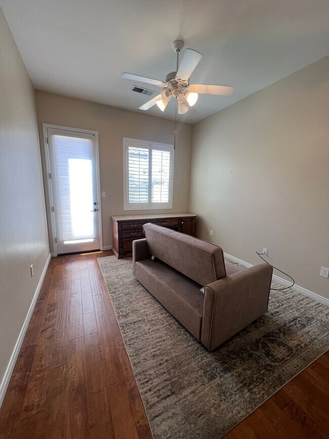 Building Photo - Charming 3 bedroom 2.5 bath!