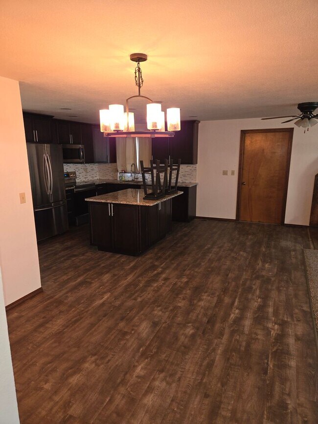 Building Photo - Beautiful Hermiston Home offers a perfect balance of comfort and convenience