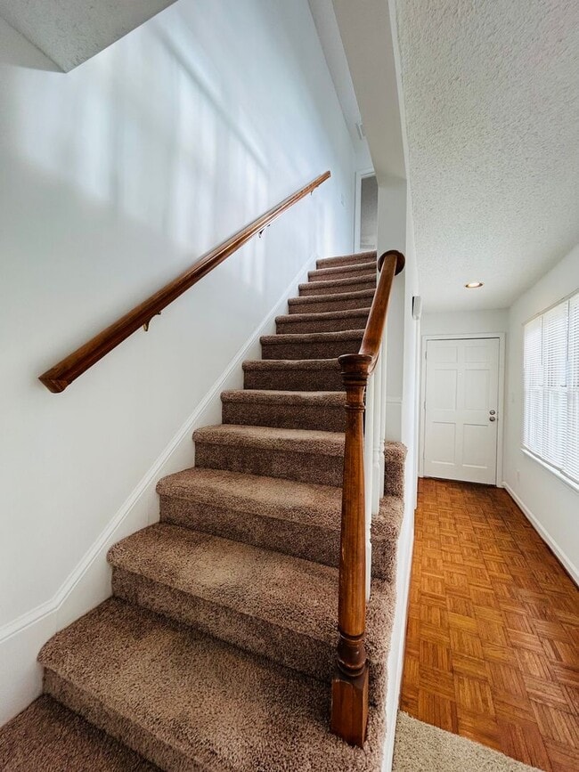 Building Photo - Cute 2-story home 2 bedroom 2 1/2 bath with a 1 car garage off Pisgah Church road NW Greensboro