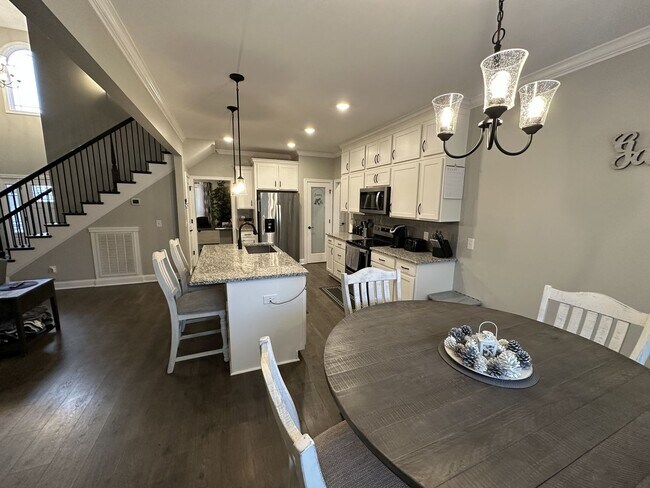 Building Photo - 4 Bedroom 3 Bathroom Home with Bonus Room!