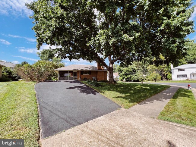 Building Photo - 6425 Noble Dr