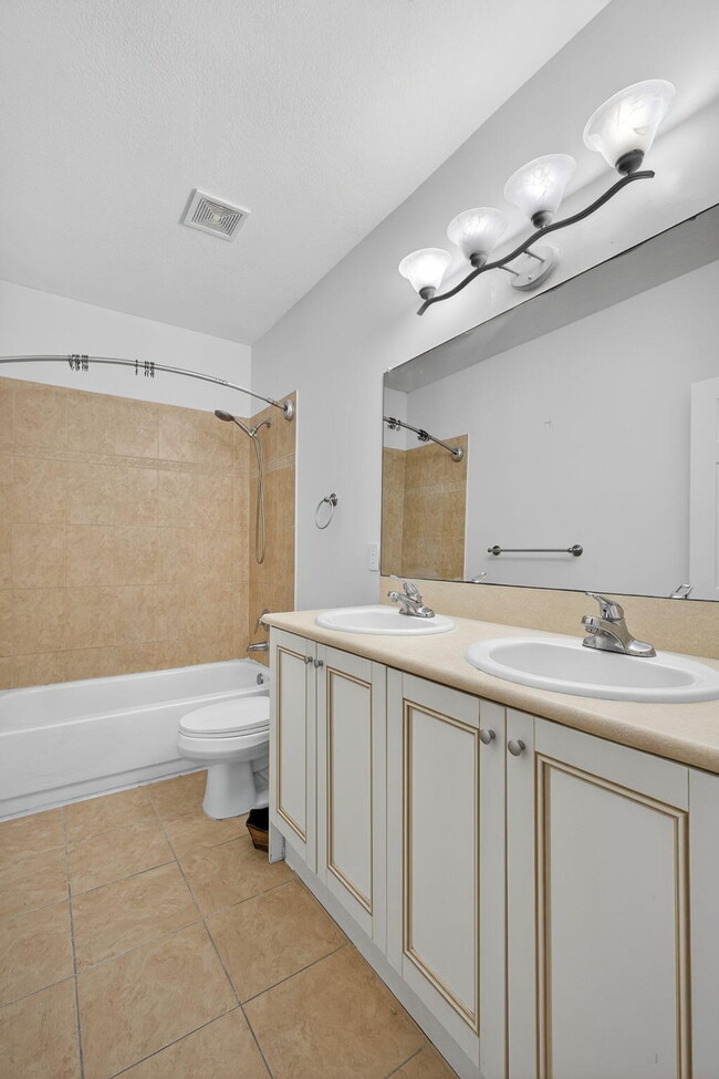 Building Photo - 513 Talia Cir