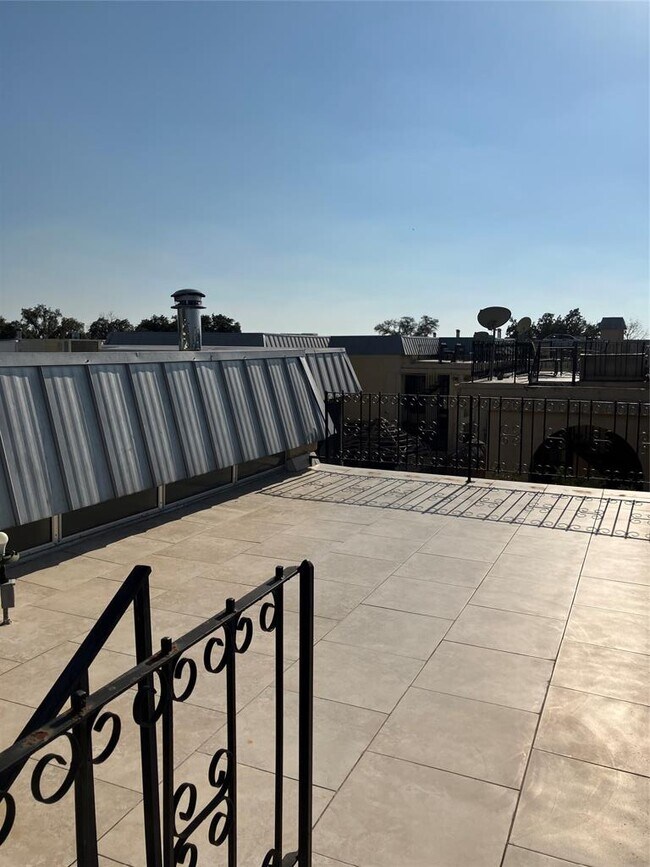 Building Photo - 5806 Circulo Dr