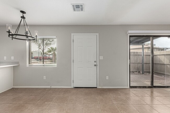 Building Photo - 2 Bedroom 1 Bath Condo in Desirable Chandl...