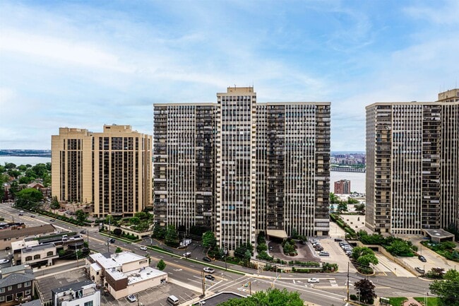 Building Photo - 300 Winston Dr