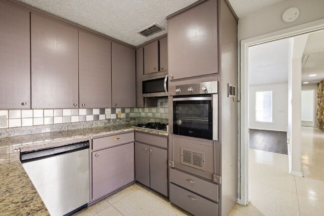 Building Photo - 4913 Westlake Dr
