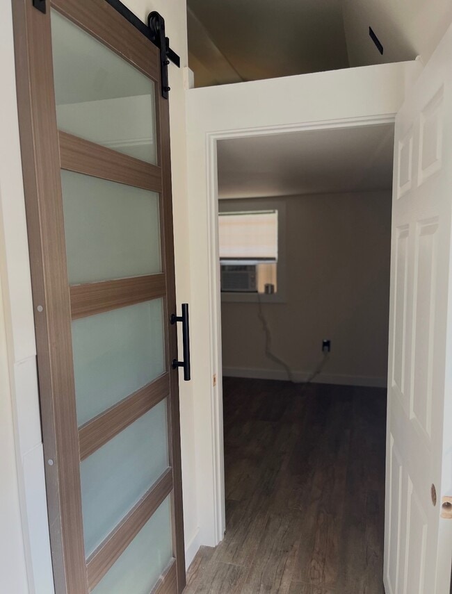Building Photo - Private 1-Bedroom Cottage