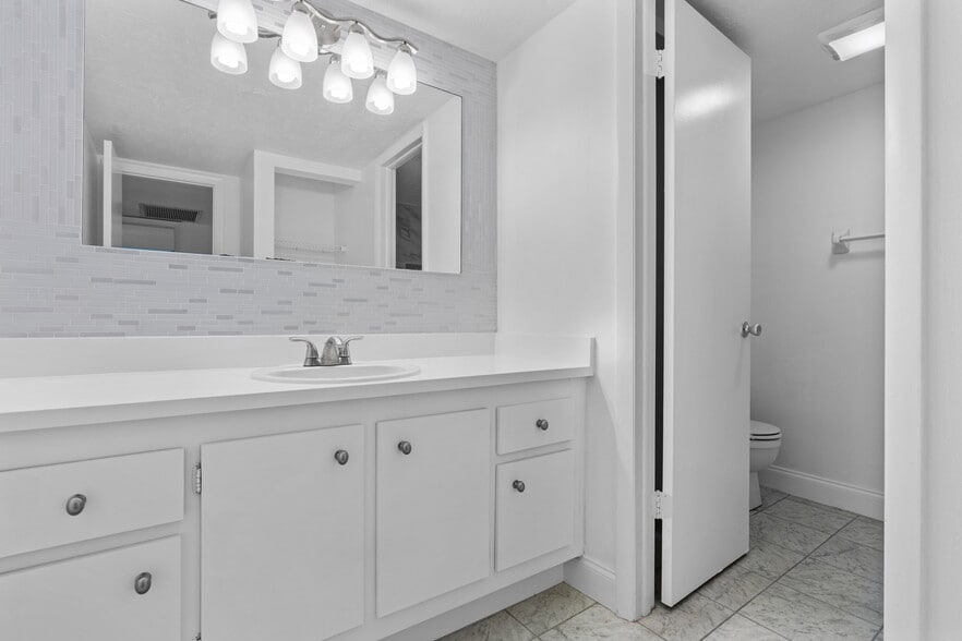 Building Photo - 226 Alemeda Dr