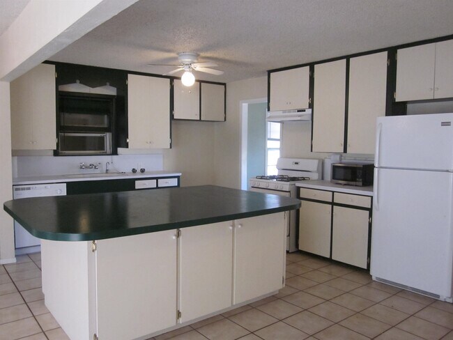 Building Photo - 505 E Lamon St
