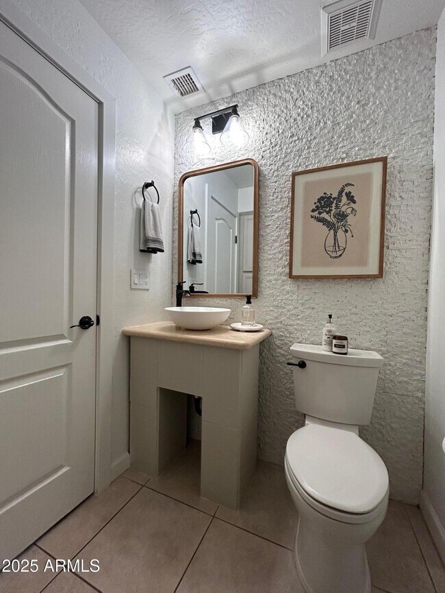 Building Photo - 7518 E Glenn Moore Rd