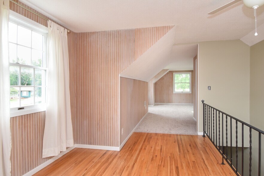Upstairs Bedroom Suite - 11420 Terrace Rd NE