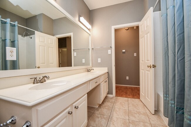 Building Photo - 4622 Forest Home Dr