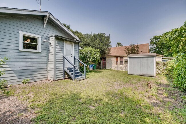 Building Photo - 826 W Mulberry Ave