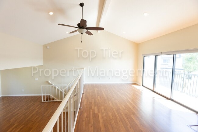 Building Photo - Beautiful 2 bed, 2.5 bath, 1373 sqft Townh...