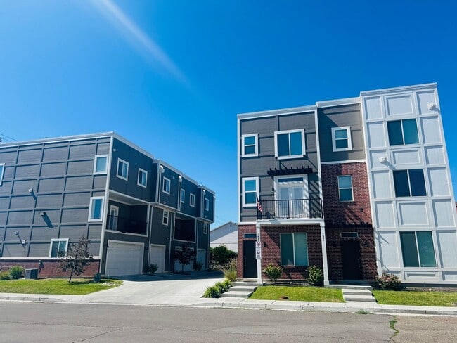 Building Photo - Beautiful townhome with garage and central...