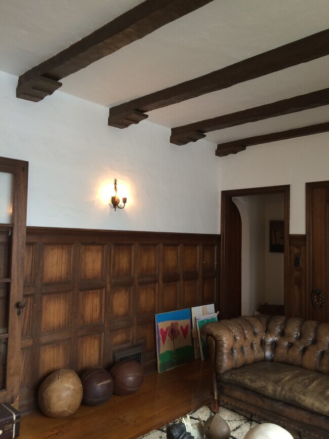 Building Photo - 425 N Sycamore Ave