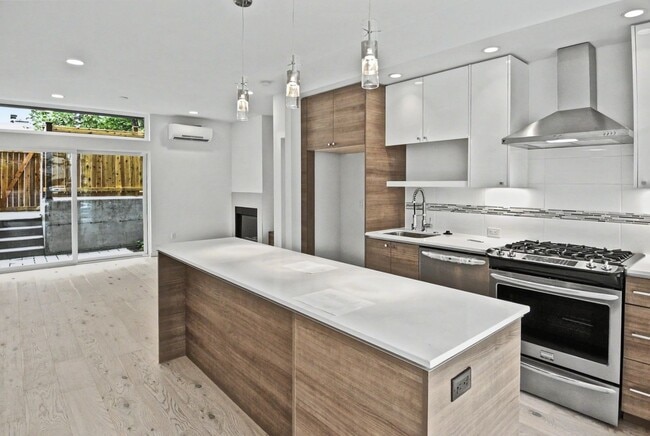 Building Photo - AVAILABLE AUGUST 14th! Modern Townhome w/ Private Balcony, AC, & Reserved Parking in Central Area