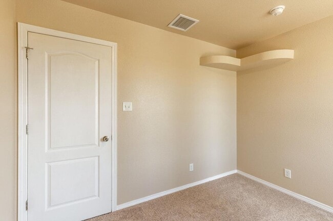 Building Photo - East El Paso 3 bed Refrig A/C next to Park!