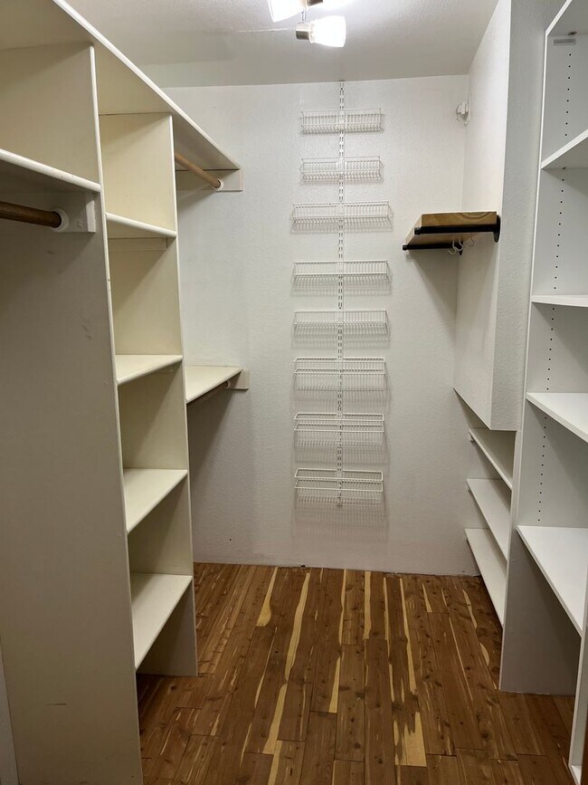 Building Photo - Beautiful Large 1 Bedroom Apartment in McMinnville