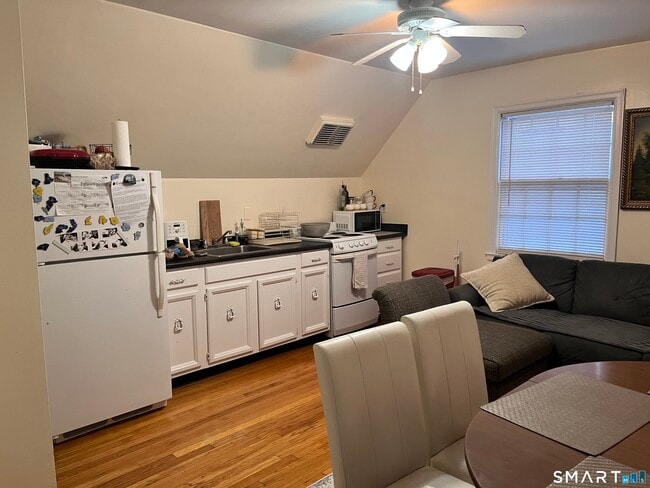 Building Photo - 28 7th St