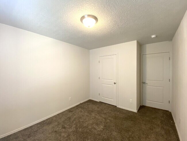 Building Photo - Enchanted Hills - 3BR/2Bath/Backyard Mountantain Views