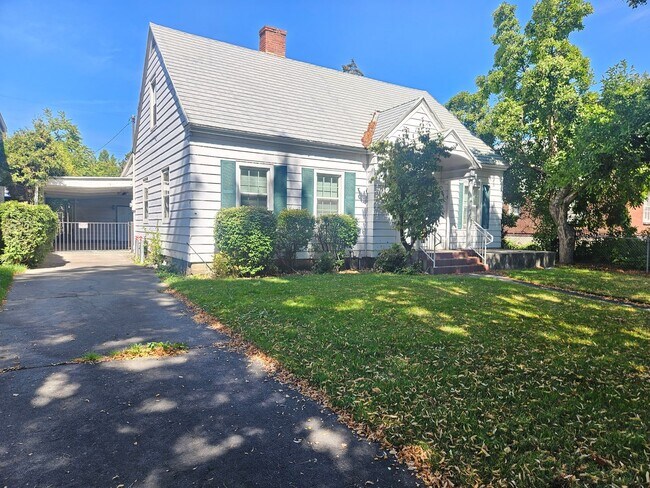 Building Photo - $2,100 - 3 Bed / 3 Bath Charming Home by G...