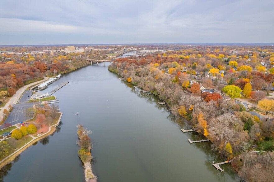 Building Photo - 111 River Dr