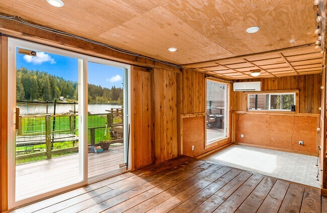 Building Photo - 1103 SW Lake Roesiger Rd