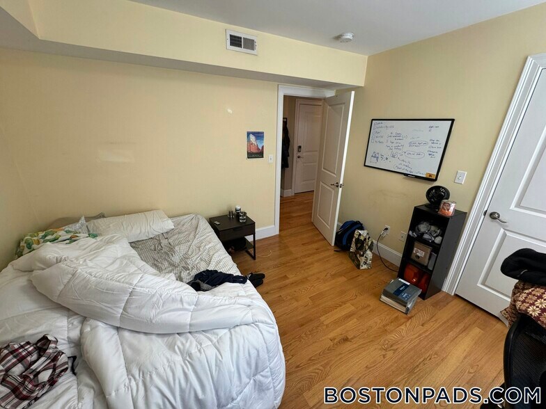 Building Photo - 183 River St