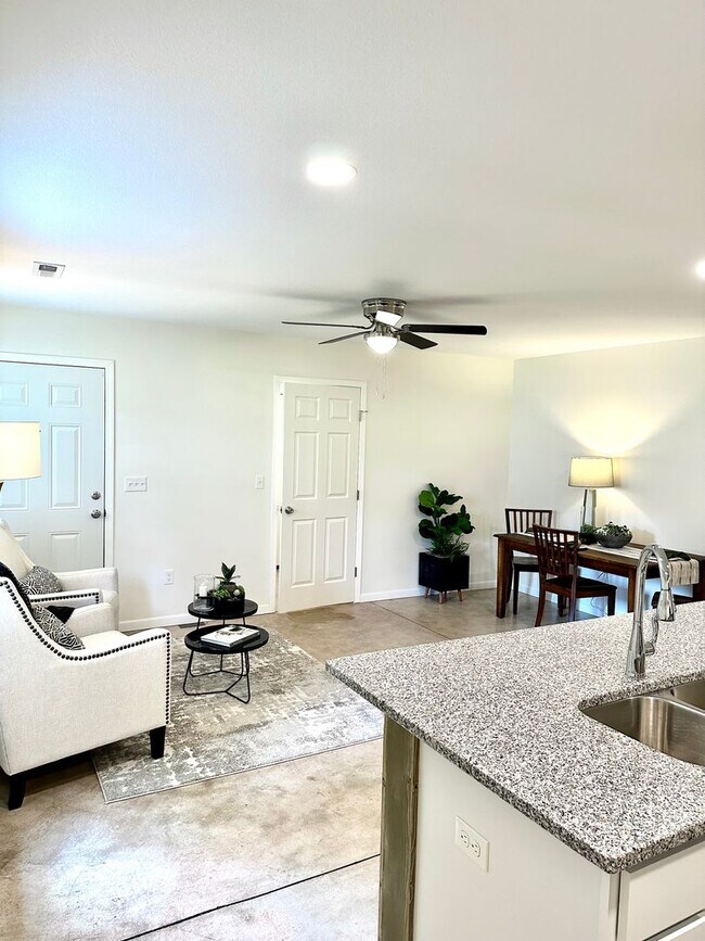 Building Photo - UPDATED  DUPLEX!!! with Garage
