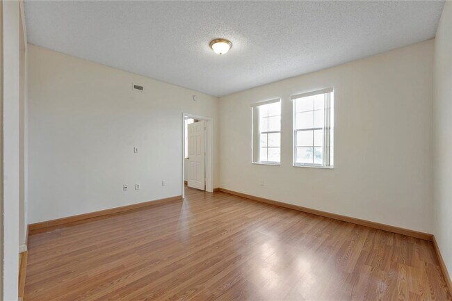 Building Photo - 533 NE 3rd Ave
