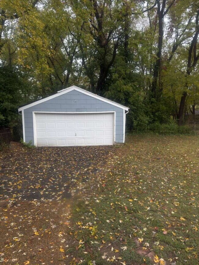 Building Photo - 5998 Bermuda Dr