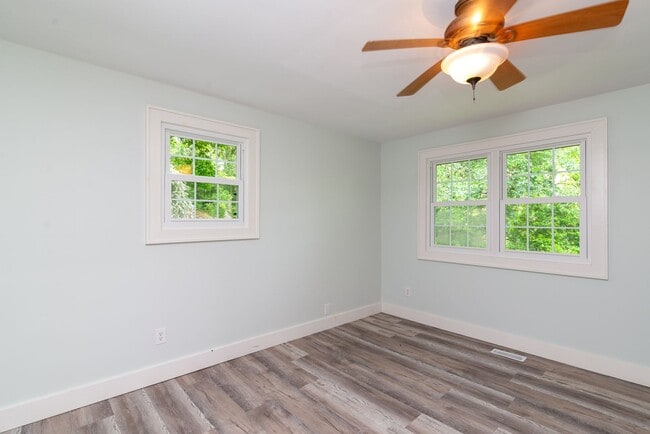 Building Photo - 3 Bedroom 2 Bath beautiful newly remodeled...