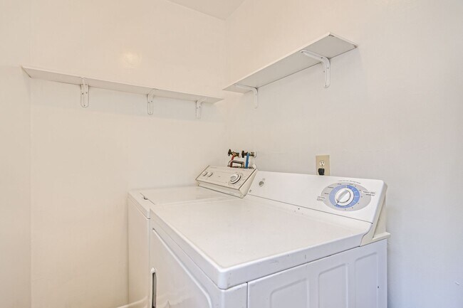 Building Photo - Bright and open updated duplex located in a prime area of Rosedale!