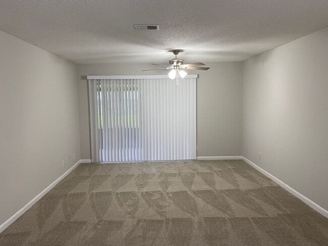 Building Photo - RENOVATED 3/2 TOWNHOUSE MOVE IN READY!