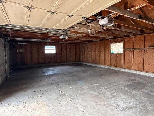 Building Photo - 2 Bedroom 1 Bath 1500 Sq/Ft home on Acreage in Medical Lake with 3 Car Garage & Out Building