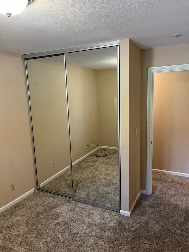 Building Photo - 2 Bedroom Condo in Quiet, Gated Community