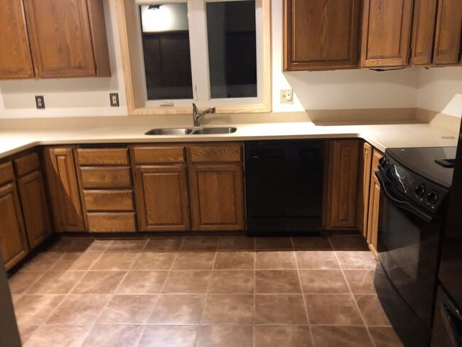 Building Photo - Large 3 Bed, 2 1/2 Bath, 2 Car Garage in North Pole!