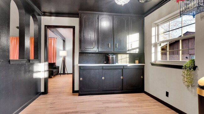 Building Photo - 3/2 Ardmore Near Mercy Hospital, Shopping, and Eats!