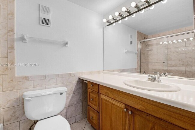 Building Photo - 250 Jacaranda Dr