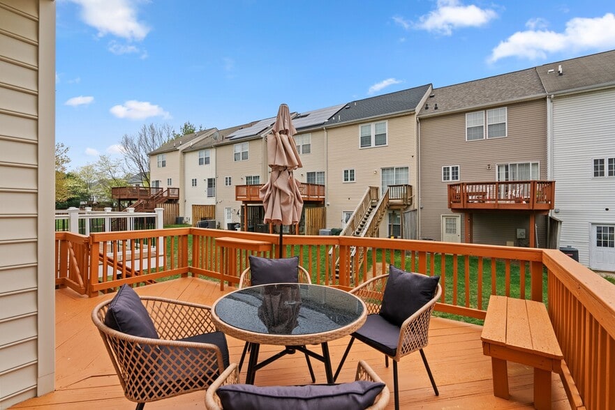 Deck (Main Level) - 5 Chatterly Ct